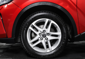 Подержанный автомобиль Toyota C-HR 2020 года (25 фото)