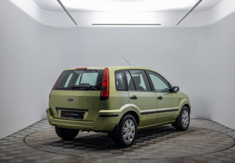 Подержанный автомобиль Ford Fusion 2005 года (5 фото)