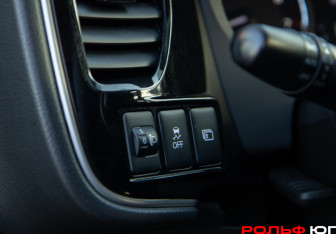 Подержанный автомобиль Mitsubishi Outlander 2020 года (15 фото)