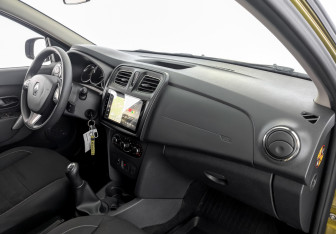 Подержанный автомобиль Renault Sandero 2018 года (11 фото)