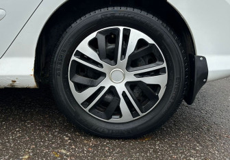 Подержанный автомобиль Peugeot 308 Hatchback 2011 года (16 фото)