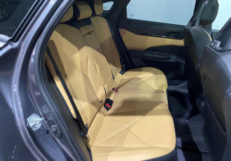 Подержанный автомобиль Changan UNI-V 2023 года (10 фото)