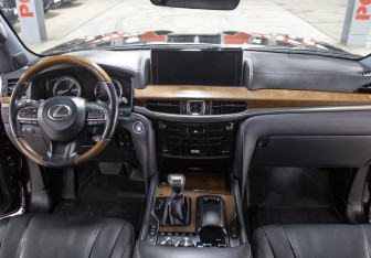 Подержанный автомобиль Lexus LX 2018 года (13 фото)