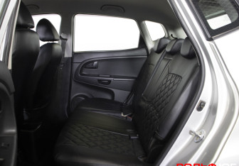 Подержанный автомобиль Kia Venga 2013 года (10 фото)