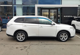 Подержанный автомобиль Mitsubishi Outlander 2014 года (4 фото)