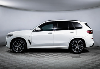 Подержанный автомобиль BMW X5 2022 года (8 фото)