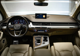 Подержанный автомобиль Audi Q7 2015 года (8 фото)