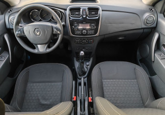 Подержанный автомобиль Renault Logan Sedan 2017 года (10 фото)