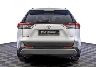Подержанный автомобиль Toyota RAV4 2021 года (6 фото)