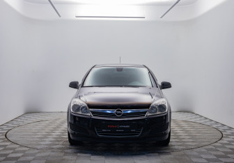 Подержанный автомобиль Opel Astra Sedan 2010 года (2 фото)