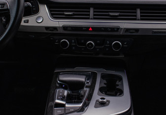 Подержанный автомобиль Audi Q7 2015 года (14 фото)