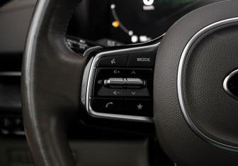 Подержанный автомобиль Kia Carnival 2021 года (38 фото)