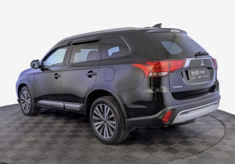 Подержанный автомобиль Mitsubishi Outlander 2019 года (7 фото)