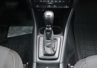 Подержанный автомобиль Skoda Rapid Liftback 2015 года (19 фото)