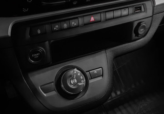 Подержанный автомобиль Peugeot Traveller 2018 года (18 фото)