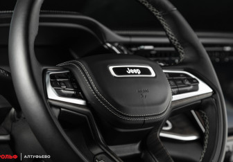 Подержанный автомобиль Jeep Grand Cherokee 2023 года (15 фото)