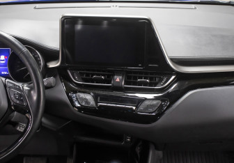 Подержанный автомобиль Toyota C-HR 2019 года (15 фото)