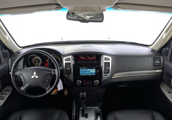 Подержанный автомобиль Mitsubishi Pajero 2018 года (14 фото)
