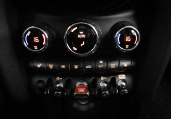 Подержанный автомобиль MINI Hatch 2019 года (16 фото)