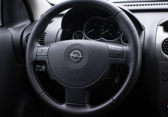 Подержанный автомобиль Opel Corsa 2005 года (15 фото)