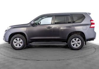 Подержанный автомобиль Toyota Land Cruiser Prado 2016 года (8 фото)