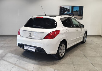 Подержанный автомобиль Peugeot 308 Hatchback 2011 года (5 фото)