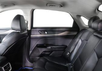 Подержанный автомобиль Kia K5 2021 года (10 фото)