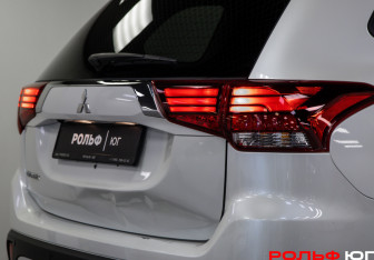 Подержанный автомобиль Mitsubishi Outlander 2022 года (23 фото)