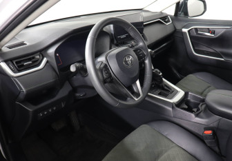Подержанный автомобиль Toyota RAV4 2023 года (9 фото)