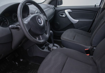 Подержанный автомобиль Renault Sandero 2014 года (10 фото)