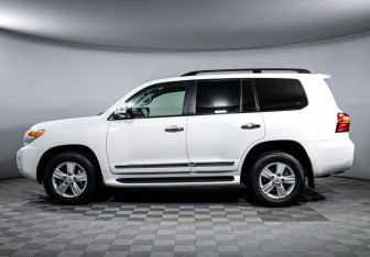 Подержанный автомобиль Toyota Land Cruiser Suv 2013 года (8 фото)