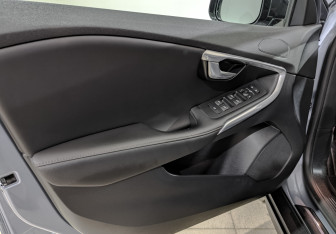 Подержанный автомобиль Volvo V40 Hatchback 2019 года (19 фото)