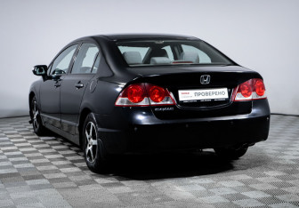Подержанный автомобиль Honda Civic Sedan 2007 года (7 фото)