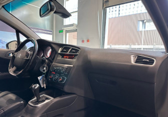 Подержанный автомобиль Citroen C4 Hatchback 2012 года (10 фото)