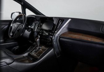 Подержанный автомобиль Toyota Alphard 2015 года (9 фото)