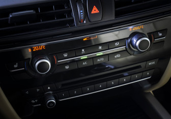 Подержанный автомобиль BMW X5 2014 года (16 фото)