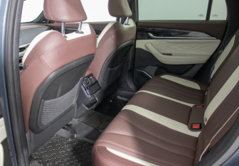 Подержанный автомобиль Geely Monjaro 2023 года (11 фото)