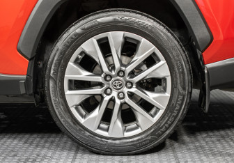 Подержанный автомобиль Toyota RAV4 2021 года (25 фото)