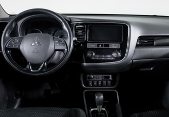 Подержанный автомобиль Mitsubishi Outlander 2018 года (12 фото)