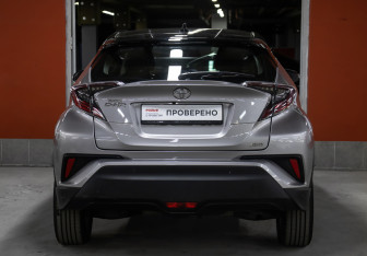Подержанный автомобиль Toyota C-HR 2019 года (6 фото)