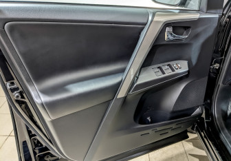Подержанный автомобиль Toyota RAV4 2018 года (19 фото)