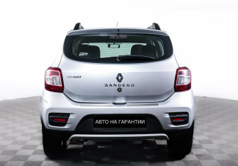 Подержанный автомобиль Renault Sandero 2018 года (6 фото)