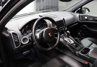 Подержанный автомобиль Porsche Cayenne 2012 года (7 фото)
