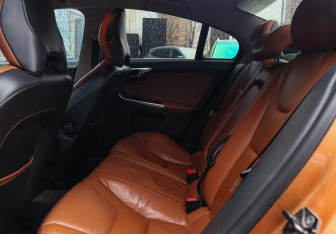 Подержанный автомобиль Volvo S60 2012 года (8 фото)