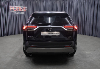 Подержанный автомобиль Toyota RAV4 2020 года (6 фото)