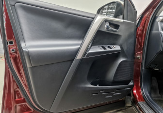 Подержанный автомобиль Toyota RAV4 2015 года (19 фото)