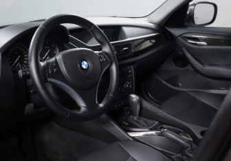 Подержанный автомобиль BMW X1 2012 года (14 фото)