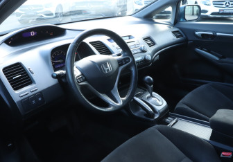 Подержанный автомобиль Honda Civic Sedan 2011 года (13 фото)