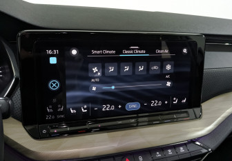 Подержанный автомобиль Skoda Octavia Liftback 2023 года (27 фото)