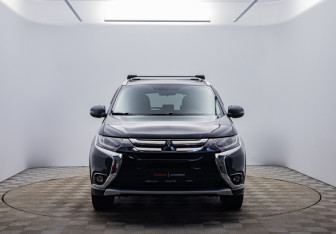 Подержанный автомобиль Mitsubishi Outlander 2018 года (8 фото)